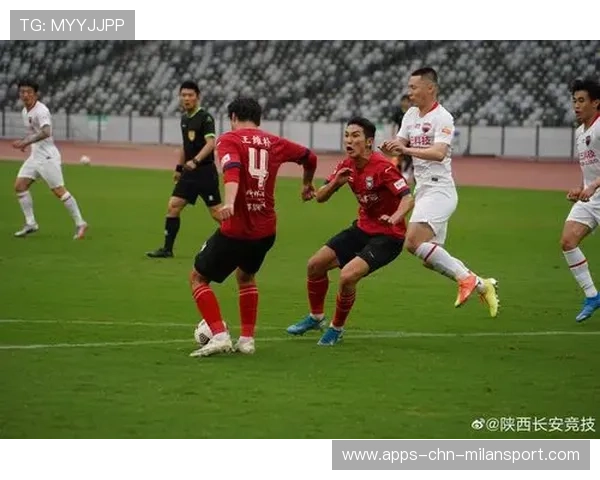 年轻中场在训练赛中被测试长短传切换能力，表现亮眼